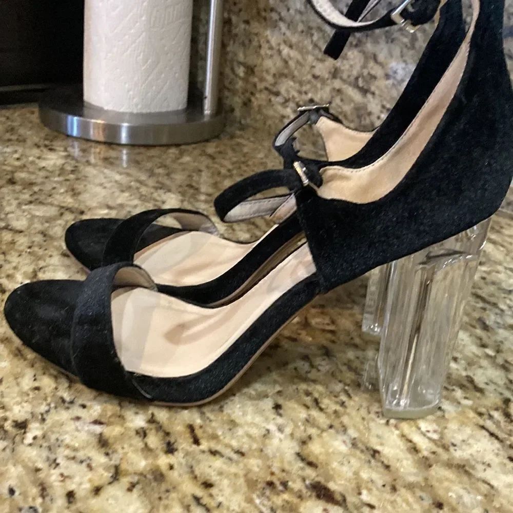 D. Shoes. - Picture 6 of 17